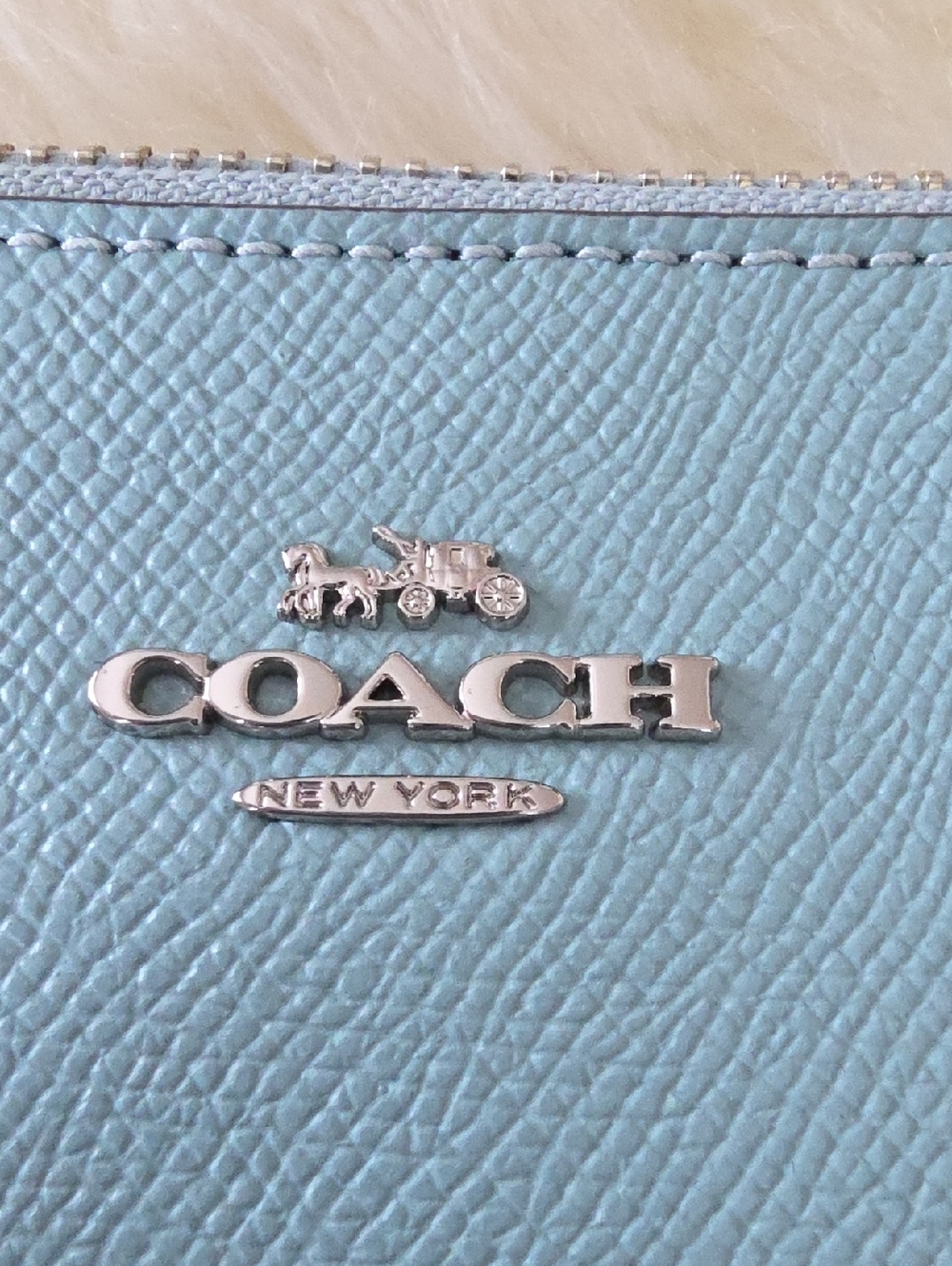 Gorgeous Coach Large Leather Beach Scene Wristlet Wallet ๐ฉทโฑ๏ธ๐งก๐ - Picture 3 of 16
